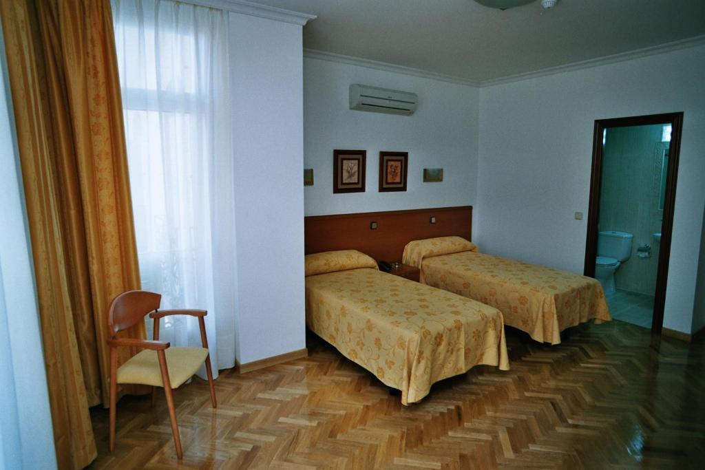 Hostal Luis XV Мадрид Номер фото