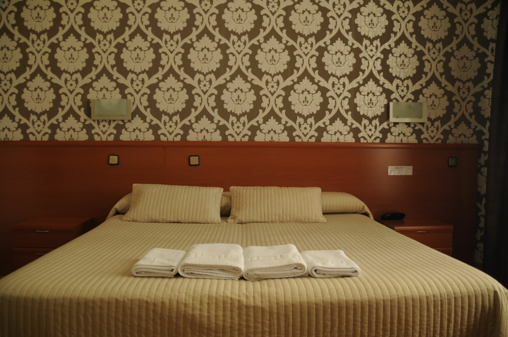 Hostal Luis XV Мадрид Экстерьер фото